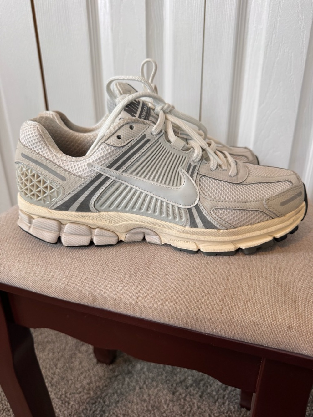 Mens Nike Zoom Vomero 5 Running Sneaker Cream/Light Gray Size 8 Sign Light Wear - Picture 3 of 12